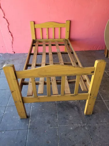 cama de solteiro com marcas de uso