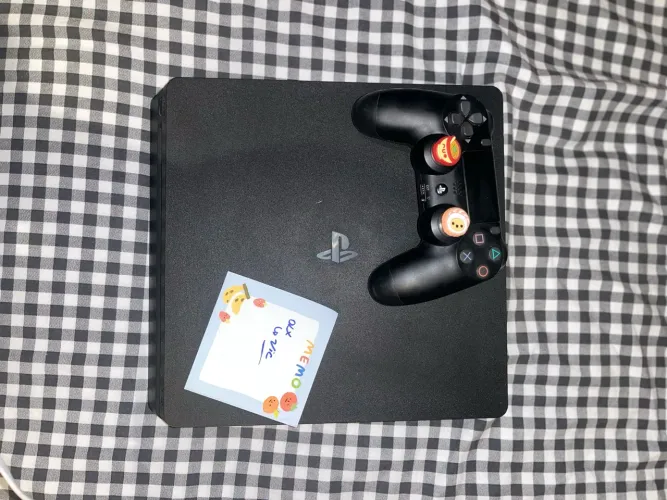 Playstation 4 (1TB) + Dois games (Yakuza + Death Stranding)
