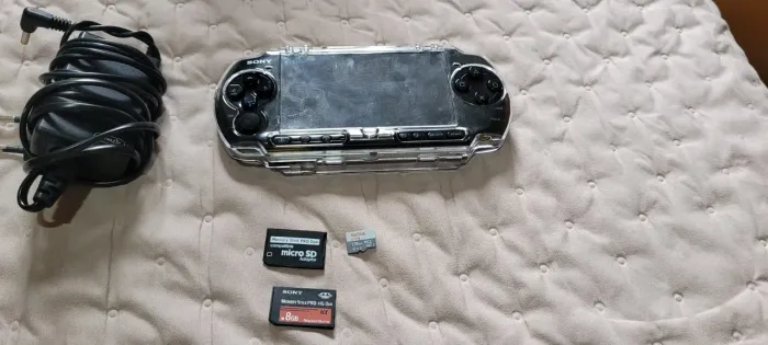 PSP 3000 acompanha capinha micro sd e o cartão original mais detalhes na descrição