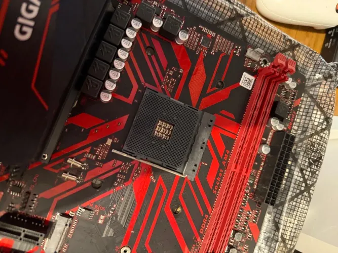V> Placa Mãe AMD B450 gigabyte