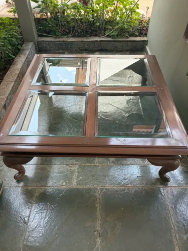 Mesa de Centro Premium Estilo Luiz XV - Madeira Maciça e Cristal Bisotê (1,05m)