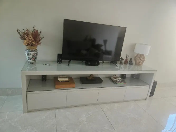 Rack para TV em MDF Laqueado com Tampo de Vidro - 2,50 m