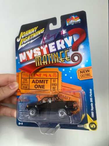 Miniatura Johnny Lightning 1985 Toyota SR5 Pickup 1:64 Mystery Matinee