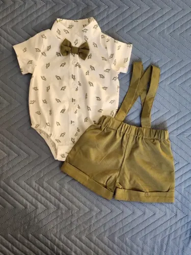 conjunto body de dinossauro e short com suspensório