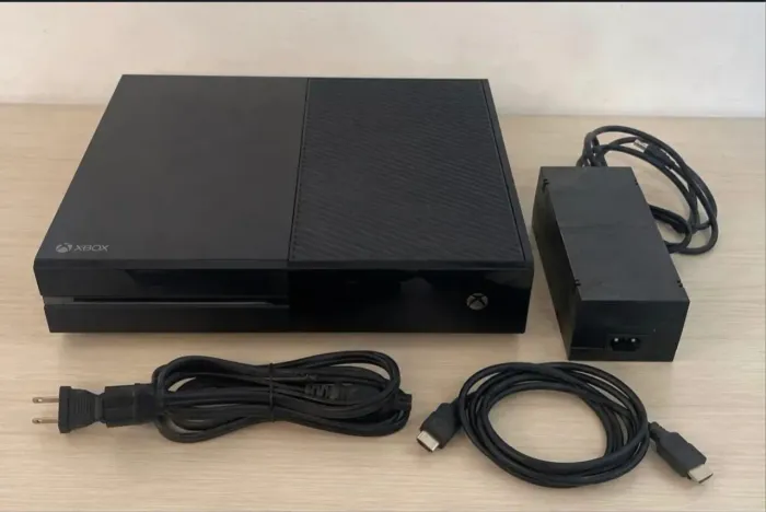 Vendo vídeo game Xbox one com dois controle *
