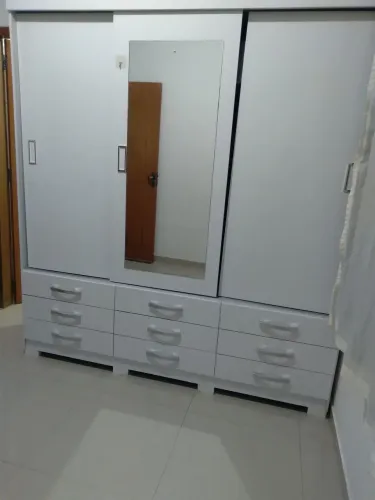 Guarda-Roupa Casal Henn Seminovo - 3 Portas de Correr e 9 Gavetas