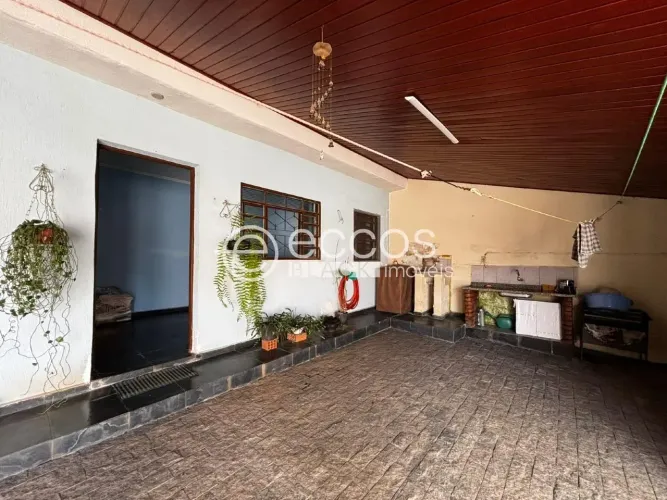 Casa à venda, 2 quartos, 8 vagas, Jardim Simus - Sorocaba/SP