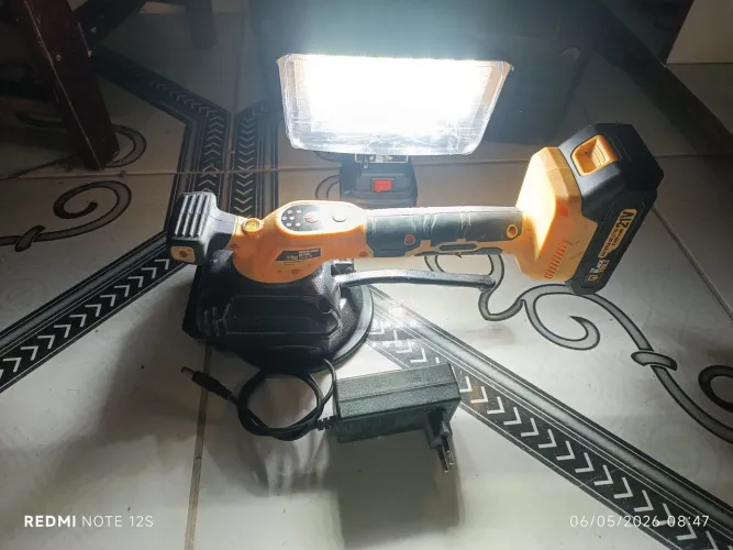 Assentador de piso e refletor a bateria 