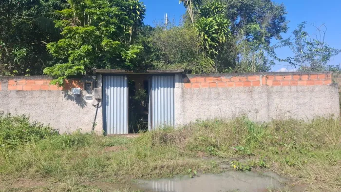 Vendo uma casa com dois terrenos 
