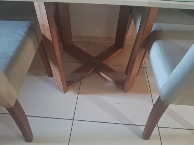 Mesa de jantar 4 cadeira em estado conservado tampo branco revestimento de vidro