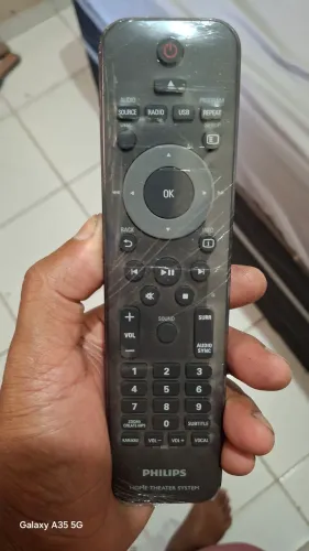 Vendo um home cinema Philips, potência de 700 RMS , completo com controle remoto original.