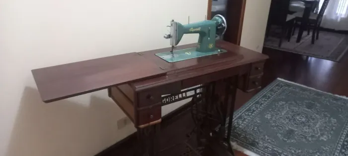 Máquina de costura antiga, estrutura dos pés em ferro. Em perfeito estado.
