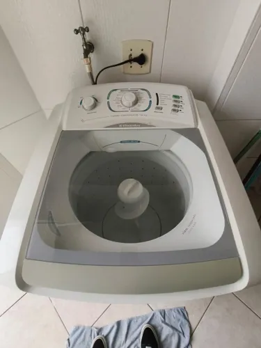 Máquina de Lavar Electrolux 12kg - Com Defeito (Transbordando)