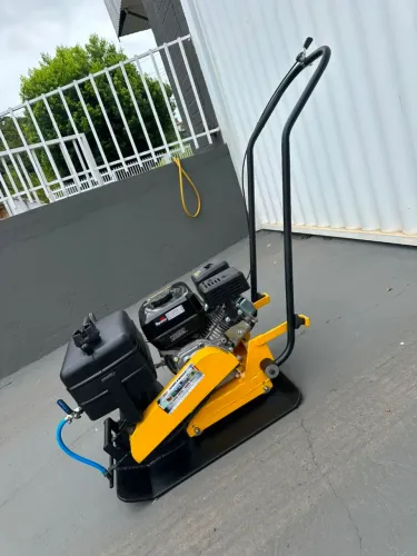 Placa vibratória compactadora nova, equipada com motor a gasolina