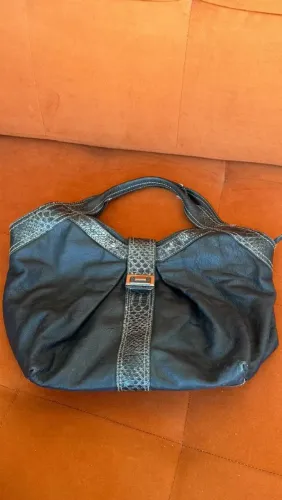 Bolsa Saco Preta Elegante com Detalhes em Animal Print e Alça de Ombro