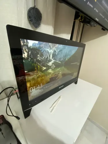 Computador all in one Lenovo ideacentre touchscreen