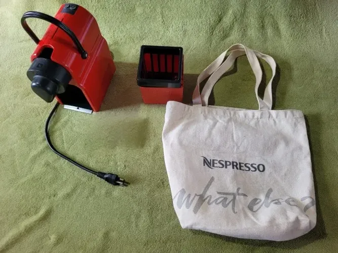 Máquina de Café Cafeteira Nespresso Inissia Modelo: C40 220 Volts