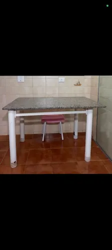 Mesa - pés de ferro, Tampo em granito