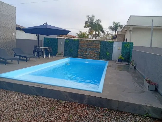 Aconchegante casa com Piscina em Itapoá 