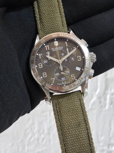 Relógio Victorinox Swiss Army Chrono Classic Marrom