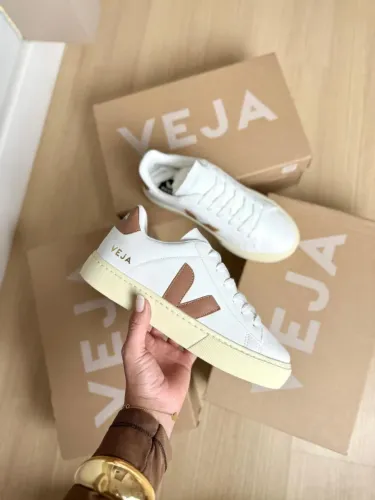 Tenis Casual Branco e Marrom