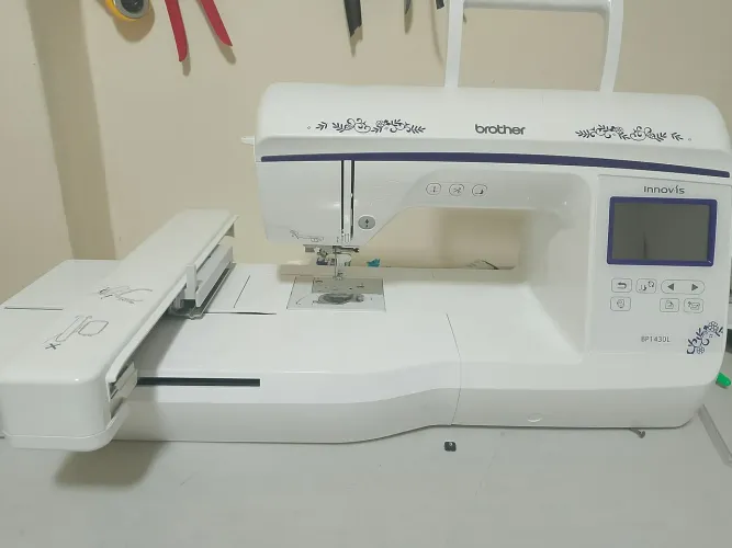 Máquina de bordar computadorizada semi-profissional