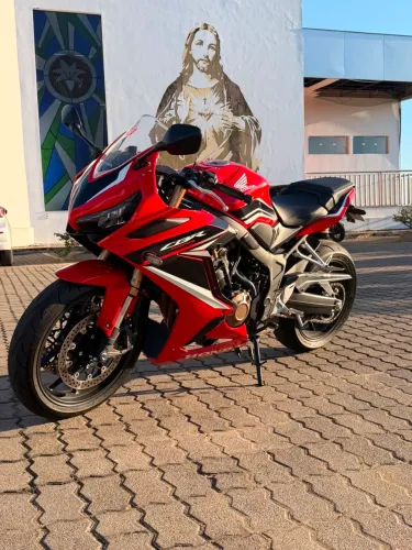 Vende-se CBR 650R 2023 com apenas 2000 km rodados