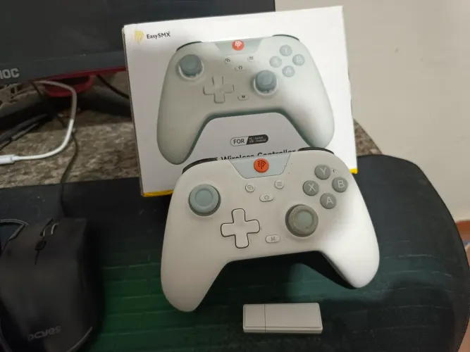 Controle gamer magnético sem fio possui led 
