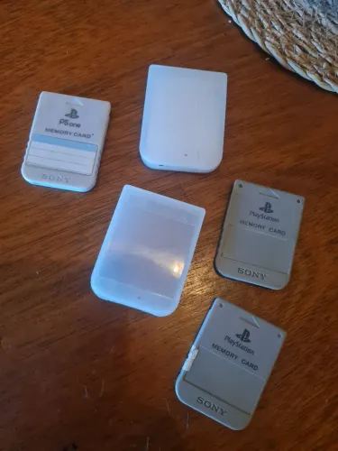 Vendo 3 memory card playstation one originais 2 de peixeira geração 1 de segunda geração 
