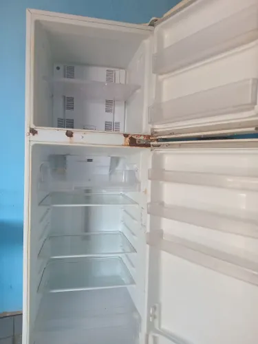 Vendo geladeira seminova, gelo seco e bom funcionamento
