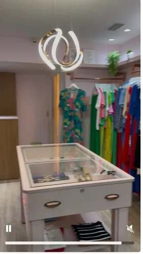 Mesa em MDF para loja feminina