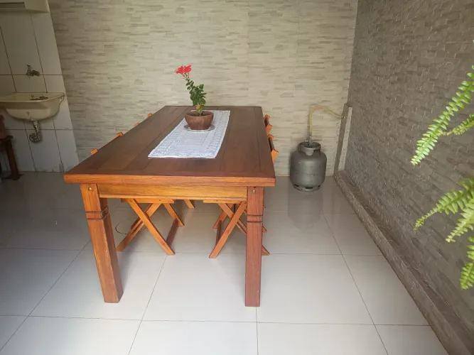 Mesa de madeira maciça