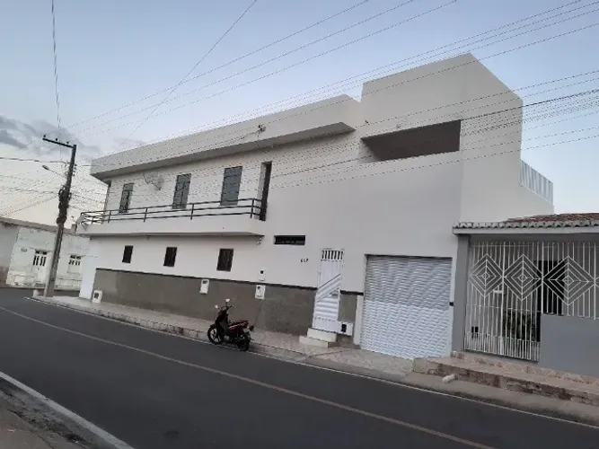 Sobrado com 2 casas individuais em Carira/centrovend