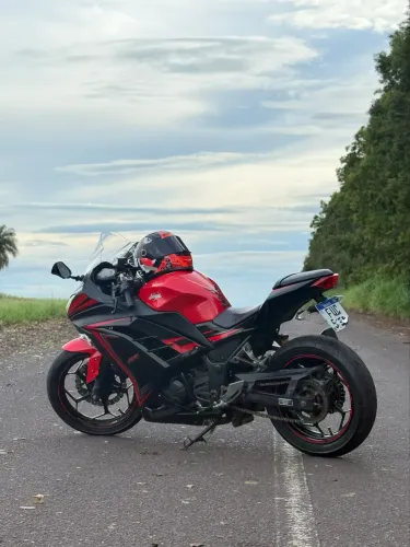 Ninja 300 vermelha 2025
