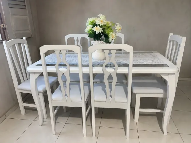 Vendo uma mesa de jantar de madeira de 6 cadeiras duas são diferentes zap *