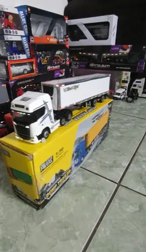 Miniatura de Carreta Baú