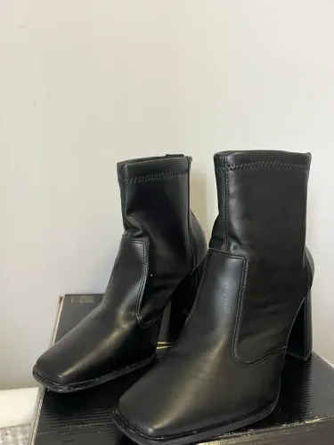 Bota de couro salto alto vizzano