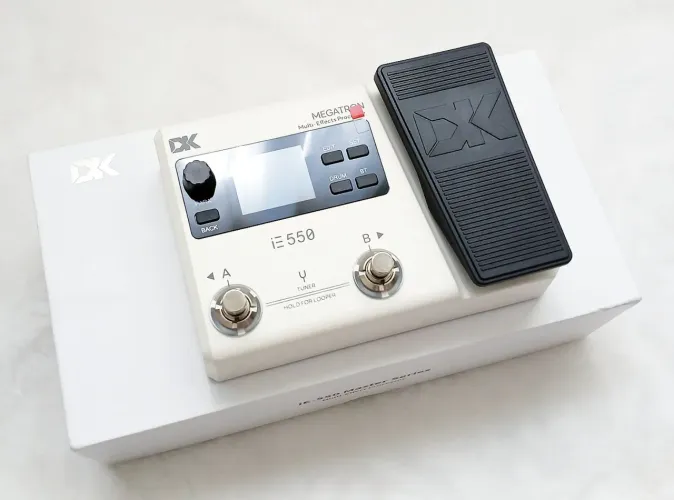 Pedal Multiefeitos Guitarra e Baixo DK IE-550 na Caixa