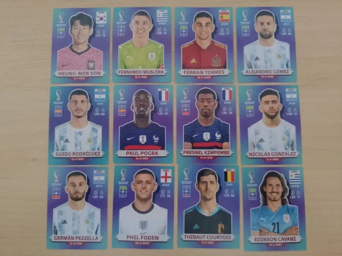 Lote de figurinhas da copa do mundo de 2022.