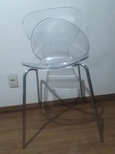Vendo duas cadeiras em acrilico
