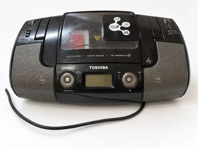 Rádio Toshiba com CD/MP3 - Modelo TR 7052MU+i