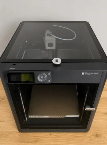 Impressora 3D Bambu Lab P1S em excelente estado de conservação, pronta para uso.