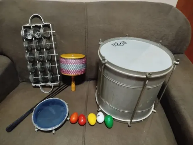 Vários itens de percussão barato