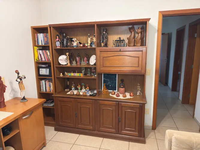 Estante de madeira maciça 