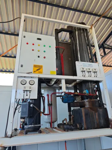 MAQUINA DE GELO EM CUBO INDUSTRIAL 2,5TON/DIA
