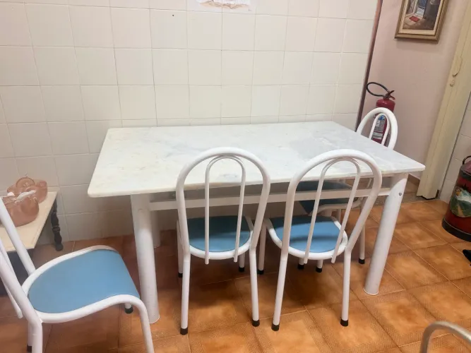 Mesa com 4 cadeiras