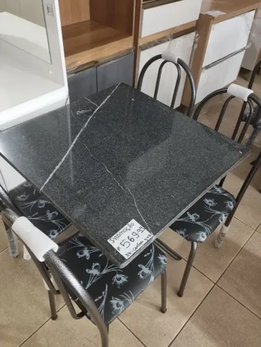 Mesa com 4 cadeiras