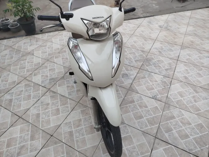 Honda Biz 125 , ano : 2019 , cor: Branca.  Contato: * , André.