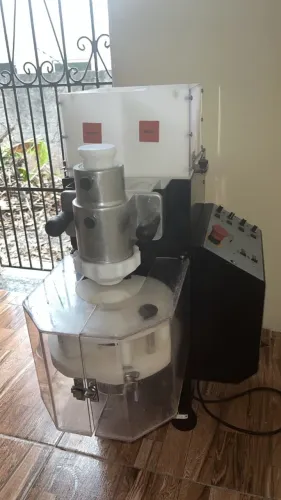 Maquina de modelar salgados