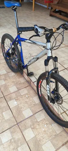 Bike e suporte pra duas bikes 